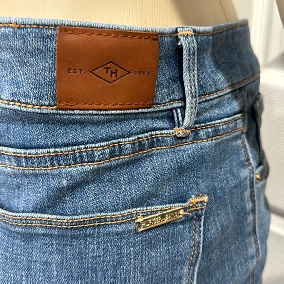 TOMMY HILFIGER TRIBECA STRAIGHT-LEG JEANS. LIGHT WASH. - Picture 10 of 11